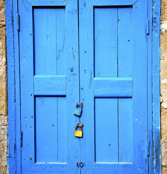 Janela em Marrocos áfrica e azul velho — Fotografia de Stock