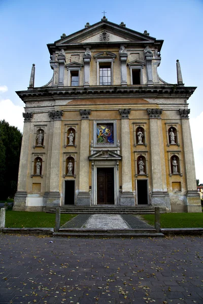 Chiesa nel somma lombardo vecchia torre di mattoni chiusa laterale — Foto Stock