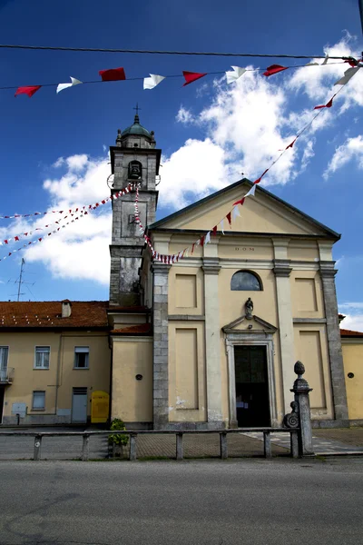 SUMIRAGO eski kilise tuğla kule kaldırım İtalya lomb içinde — Stok fotoğraf