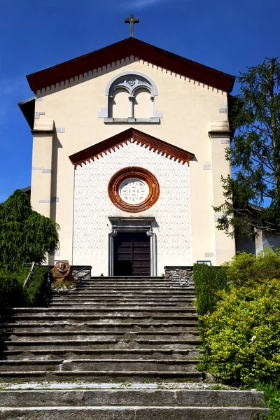 Lombardia a igreja velha crugnola fechou torre de tijolo — Fotografia de Stock