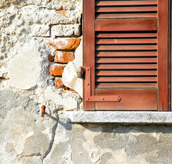 Red window  varano  concrete  brick — Stock Photo, Image