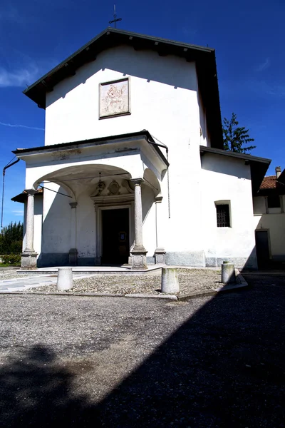 Церковь в деревне Старая закрытая кирпичная башня sidewal л — стоковое фото