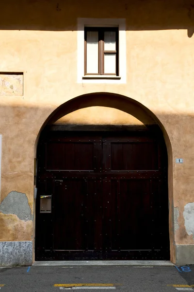 Porta marrom europa itália no milano velho tijolo terrac — Fotografia de Stock