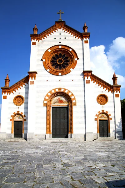 Kerk de mercallo gesloten bakstenen toren stoep Italië lo — Stockfoto