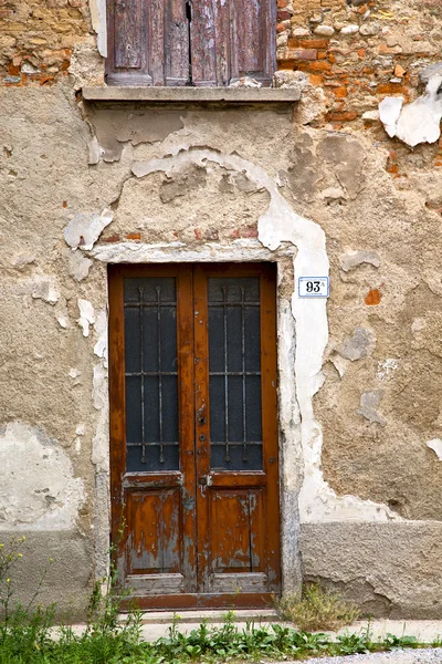 Marrón puerta europe italia lombardía hierba en el milano ol — Foto de Stock