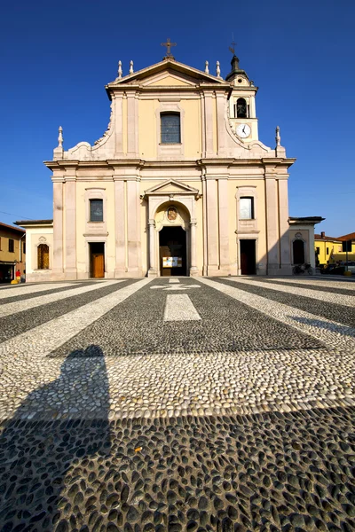 In de castano primo oude kerk gesloten bakstenen toren — Stockfoto