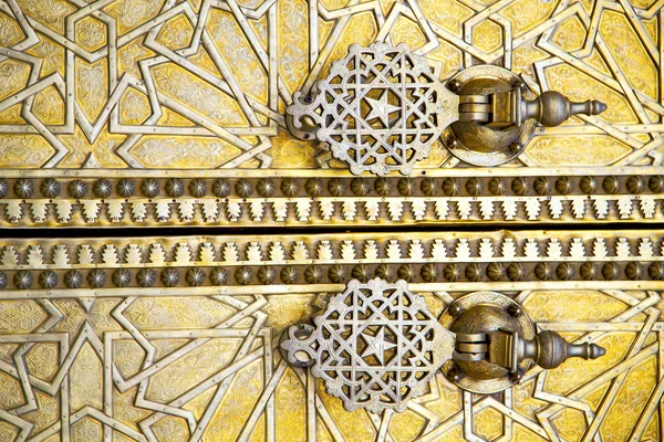 Metal morocco marrom enferrujado em casa fachada de ouro e almofada segura — Fotografia de Stock