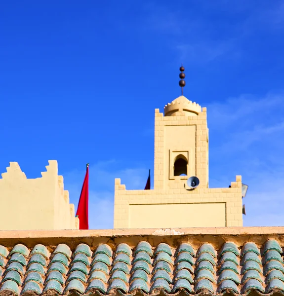 Het symbool van de geschiedenis in Marokko Afrika minaret godsdienst en — Stockfoto