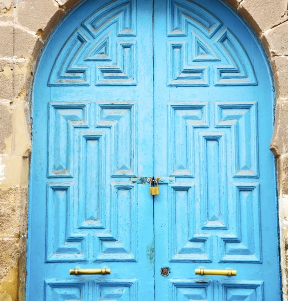 Porta antiga em marroquino áfrica azul madeira e metal enferrujado — Fotografia de Stock