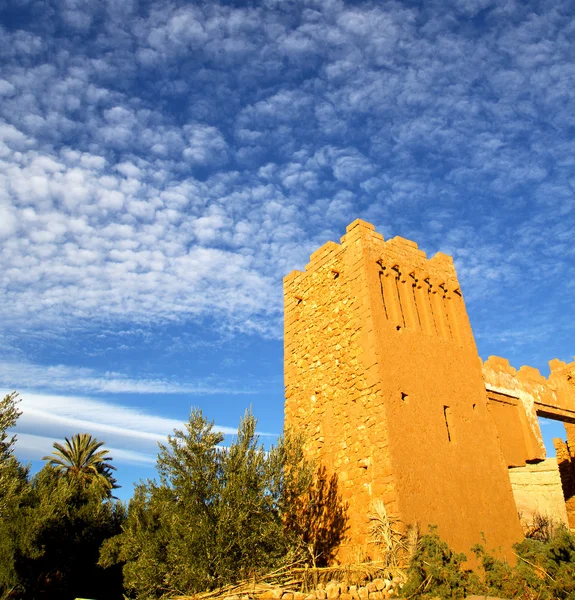 Afrika in de histoycal maroc oude bouw en de blauwe wolk — Stockfoto