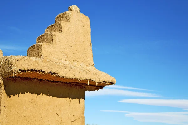 Braune Altbauten in Afrika Marokko und Wolken — Stockfoto