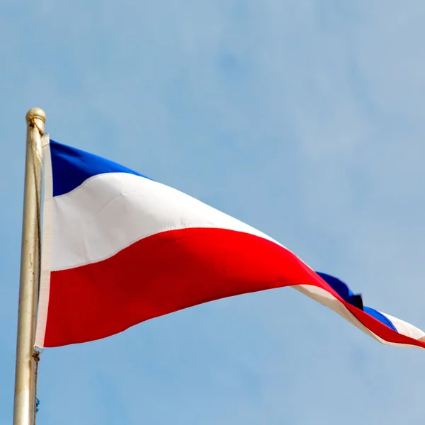 Franska viftande flagga i blå sky Frankrike färg och våg — Stockfoto