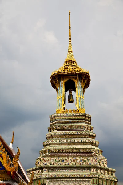 Thailand asien in bangkok regen glocke und farben religion — Stockfoto