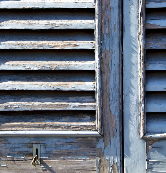Ventana gris castellanza veneciana ciega en el ladrillo de hormigón — Foto de Stock