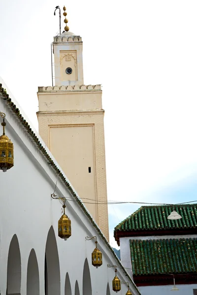 Antigua torre de ladrillo en el pueblo de Marruecos África y el cielo — Foto de Stock