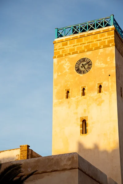 Vieja torre de ladrillo en el pueblo de Marruecos África —  Fotos de Stock