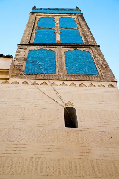 Oude bakstenen toren in Marokko en de hemel — Stockfoto