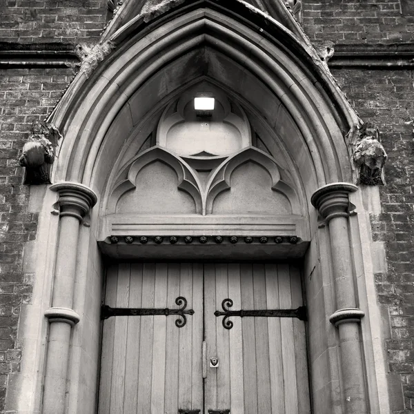 Wooden parliament in london old church door and marble antique — Stock Photo, Image