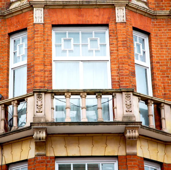 Ventana en europa london viejo muro de ladrillo rojo e histórico — Foto de Stock