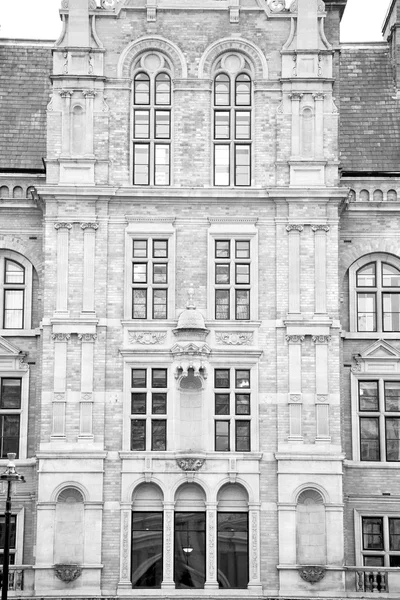 Ventana en europa london viejo muro de ladrillo rojo e histórico — Foto de Stock