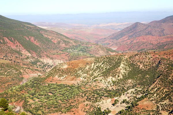 Atlas Afrika zemin ve kırmızı dades vadide — Stok fotoğraf