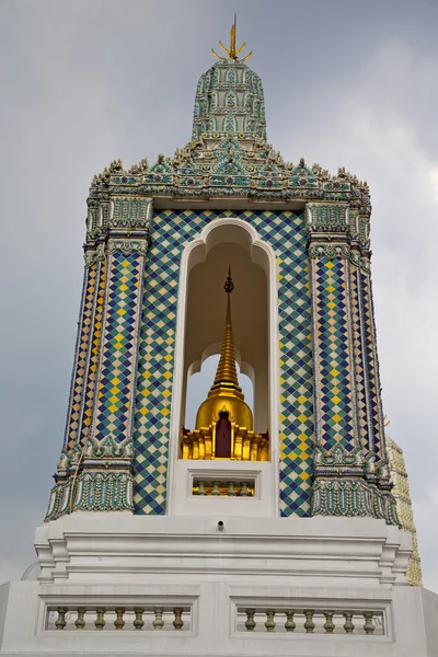 Thailand Asien in Bangkok regen Tempel Farben Dach Himmel — Stockfoto
