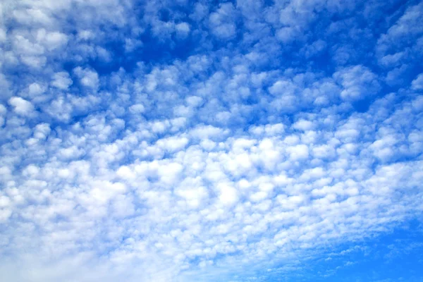 En el cielo azul nubes suaves blancas y — Foto de Stock