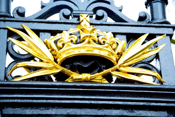 En Londres Inglaterra la vieja puerta de metal — Foto de Stock