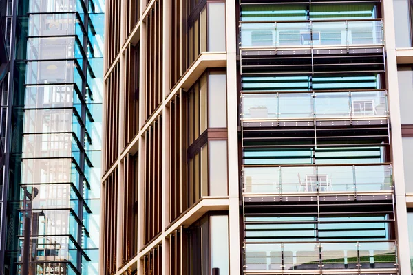 Fenster in der Stadt des Wohn- und Bürohochhauses — Stockfoto