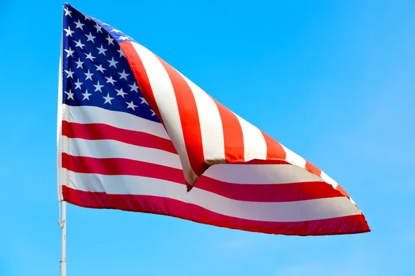USA vlag zwaaien in de blauwe hemel — Stockfoto