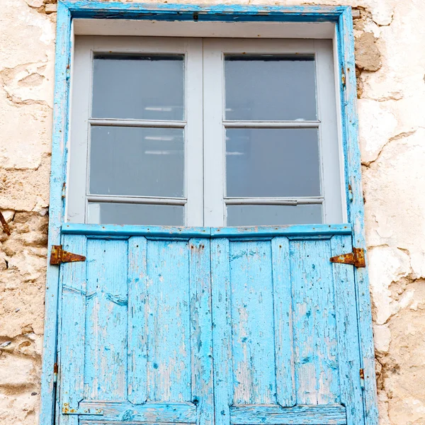 Janela azul em morocco áfrica construção antiga e parede marrom c — Fotografia de Stock