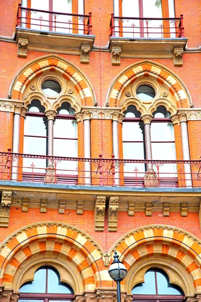 У лондонських вікнах Англії та цегляній зовнішній стіні — стокове фото