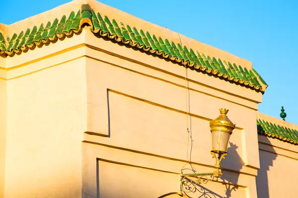 タイル屋根モロッコ古い壁とレンガ — ストック写真