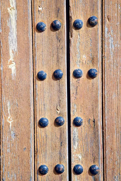 Chiodo sporco vernice spogliata nel legno marrone — Foto Stock
