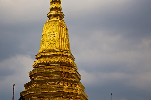 Tailândia em bangkok chuva cores telhado wat palácios — Fotografia de Stock