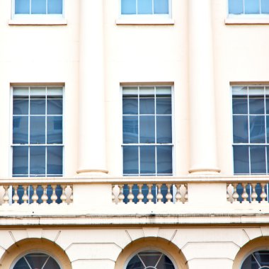 Londra 'daki eski Windon Duvarı tuğlayla ve camla kapladı 