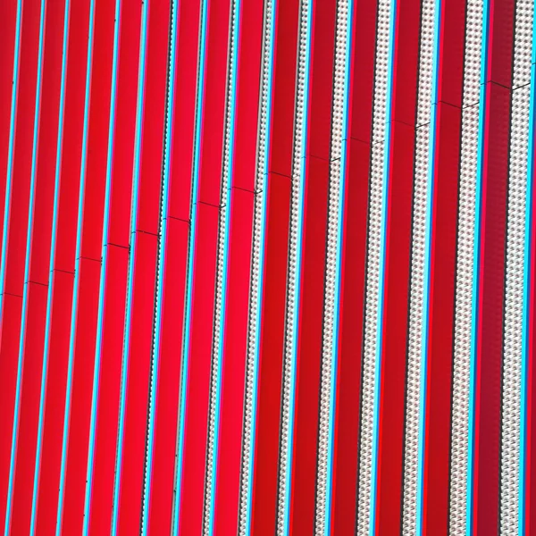 Metal abstrato vermelho azul em aço de grade englan london e backg — Fotografia de Stock