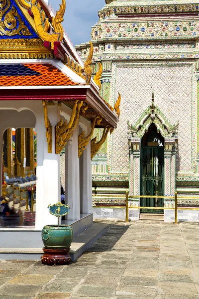 Templo de ouro de pavimento em bangkok de templo — Fotografia de Stock