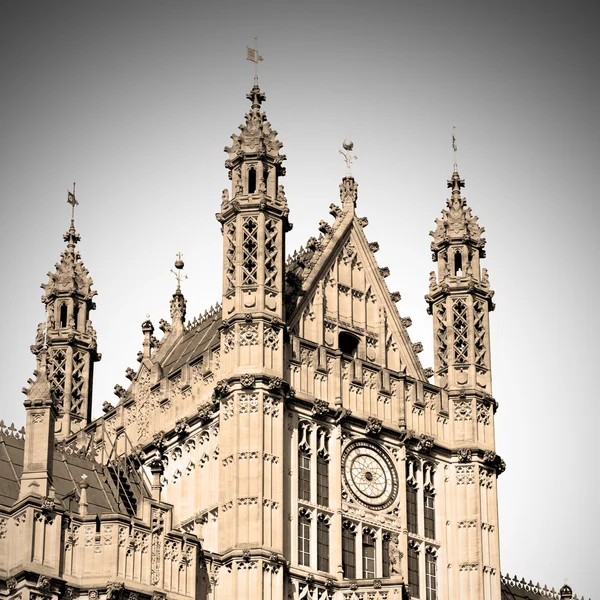 在伦敦旧历史议会玻璃窗口结构 — 图库照片