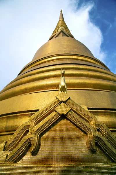 タイ バンコク抽象的なクロス馬の寺で金属製の金 — ストック写真