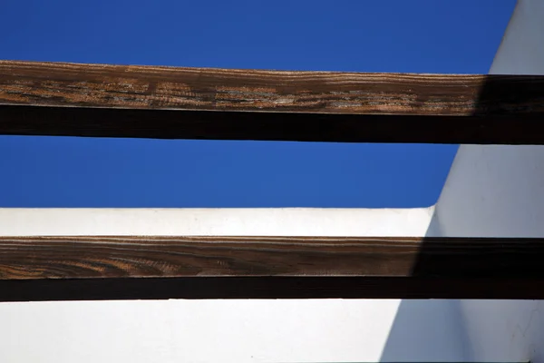 Bir gökyüzü lanzarote İspanya kahverengi çatı — Stok fotoğraf