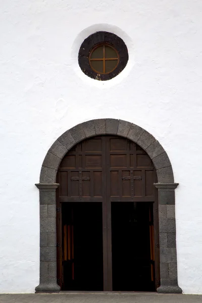 Lanzarote Hiszpania Wyspy Kanaryjskie zamknięte drzwi z drewna kościół i odrobina — Zdjęcie stockowe