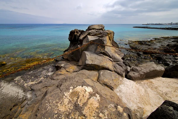 Pier rostige Kette Wasserboot und Sommer lanzarote Spanien — Stockfoto