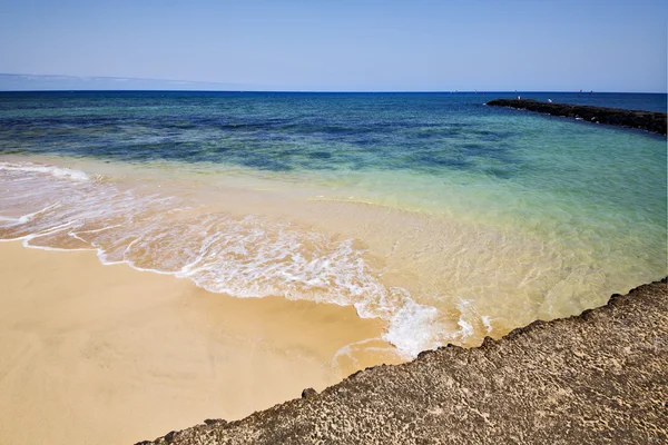 Spanien hafen pier boot im blauen himmel arrecife teguise — Stockfoto