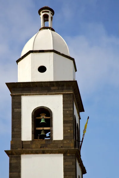 Teguise  arrecife lanzarote  spain the old wall   church bell to — Stock Photo, Image