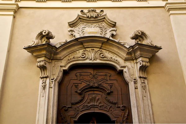 教会の扉と黄色の壁ルガーノ スイス — ストック写真