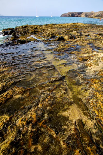 Ljusa stranden båt yacht i lanzarote Spanien kusten rock — Stockfoto