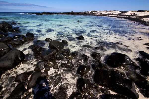 Obloha plážový voda v krajině rock pěna ostrov lanzarote — Stock fotografie