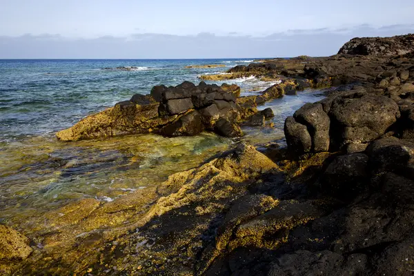 西班牙池塘石天空的海岸线和夏兰萨罗特岛 — 图库照片