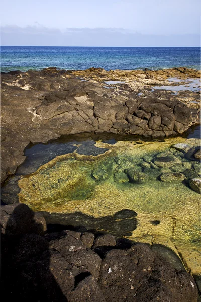 Španělsko pižmo rybník rock kamenná voda v lanzarote — Stock fotografie